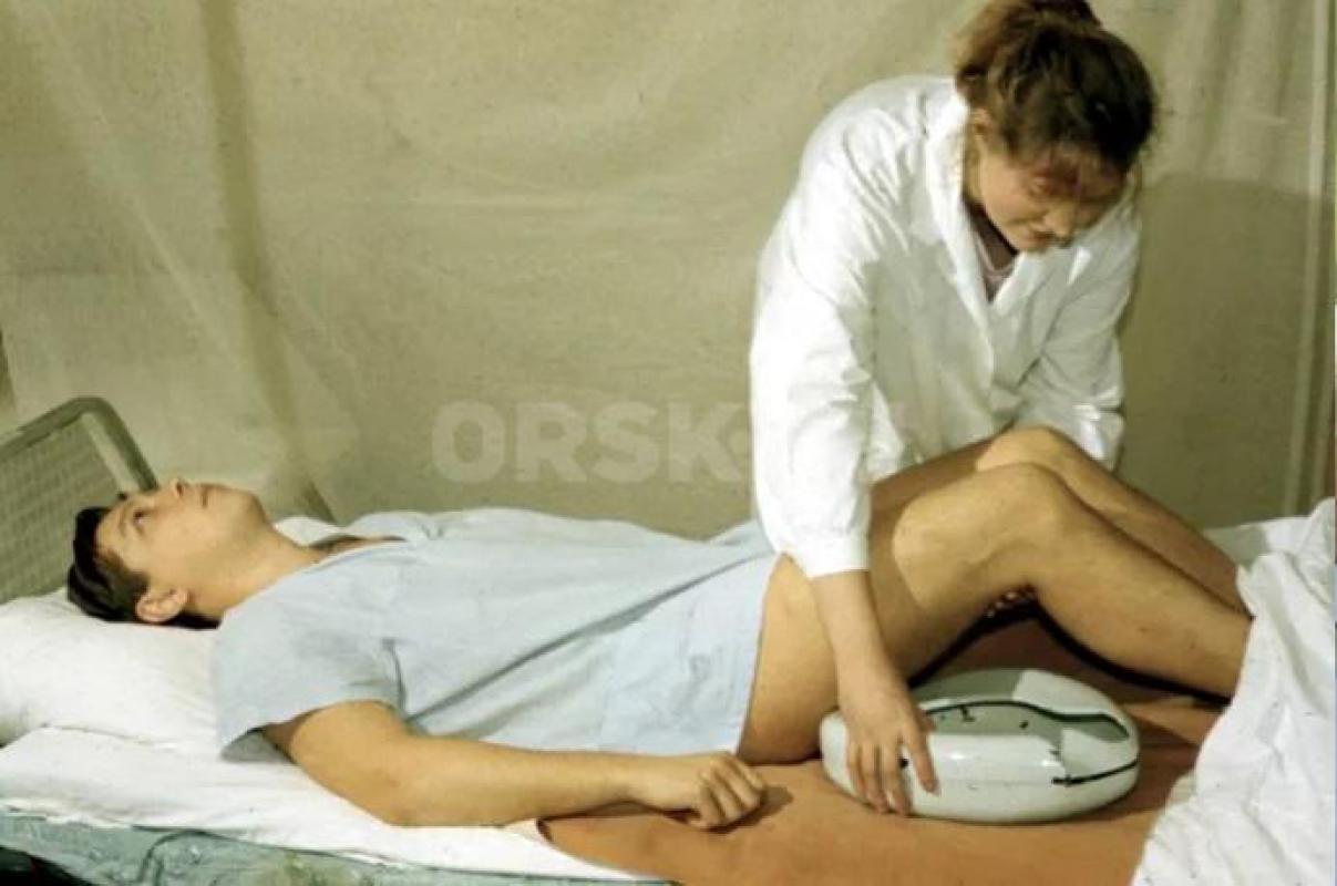 оплата ежедневно 2500.руб требуется менять памперсы, подмывать с уточкой 3-4 раза в день убираться м - Орск