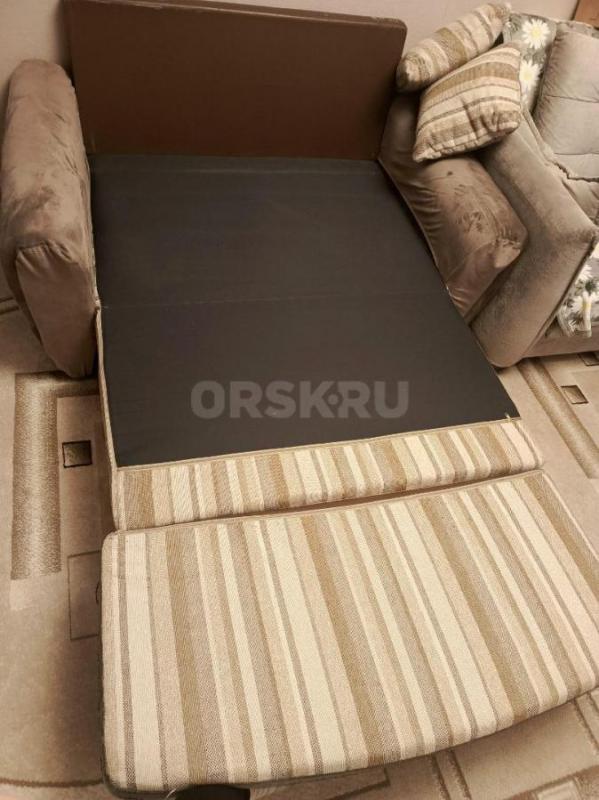 Отдам даром диван срочно 
Все целое ,спиться кожа . - Орск