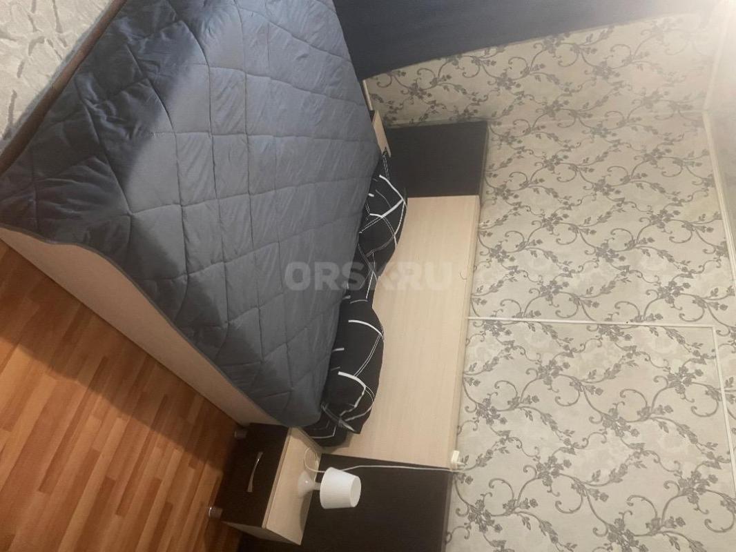 Сдается комната в Старом городе, в комнате еврокровать, тумбы, журнальный столик, телевизор, пуфики. - Орск