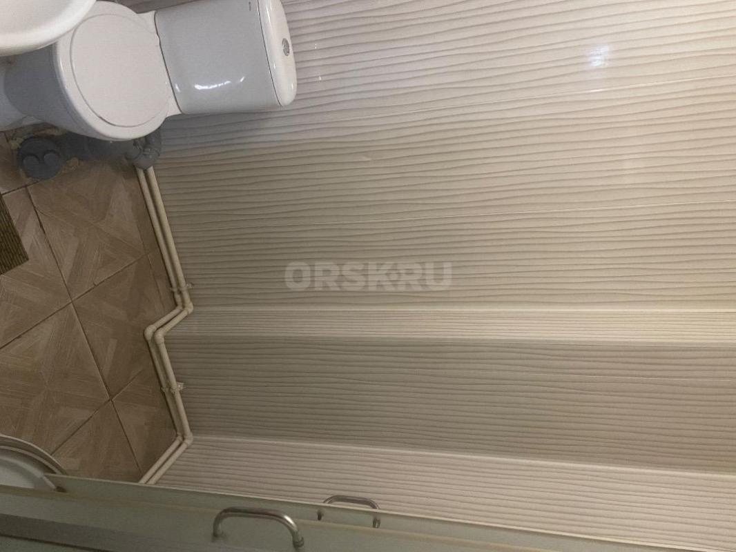 Сдается комната в Старом городе, в комнате еврокровать, тумбы, журнальный столик, телевизор, пуфики. - Орск