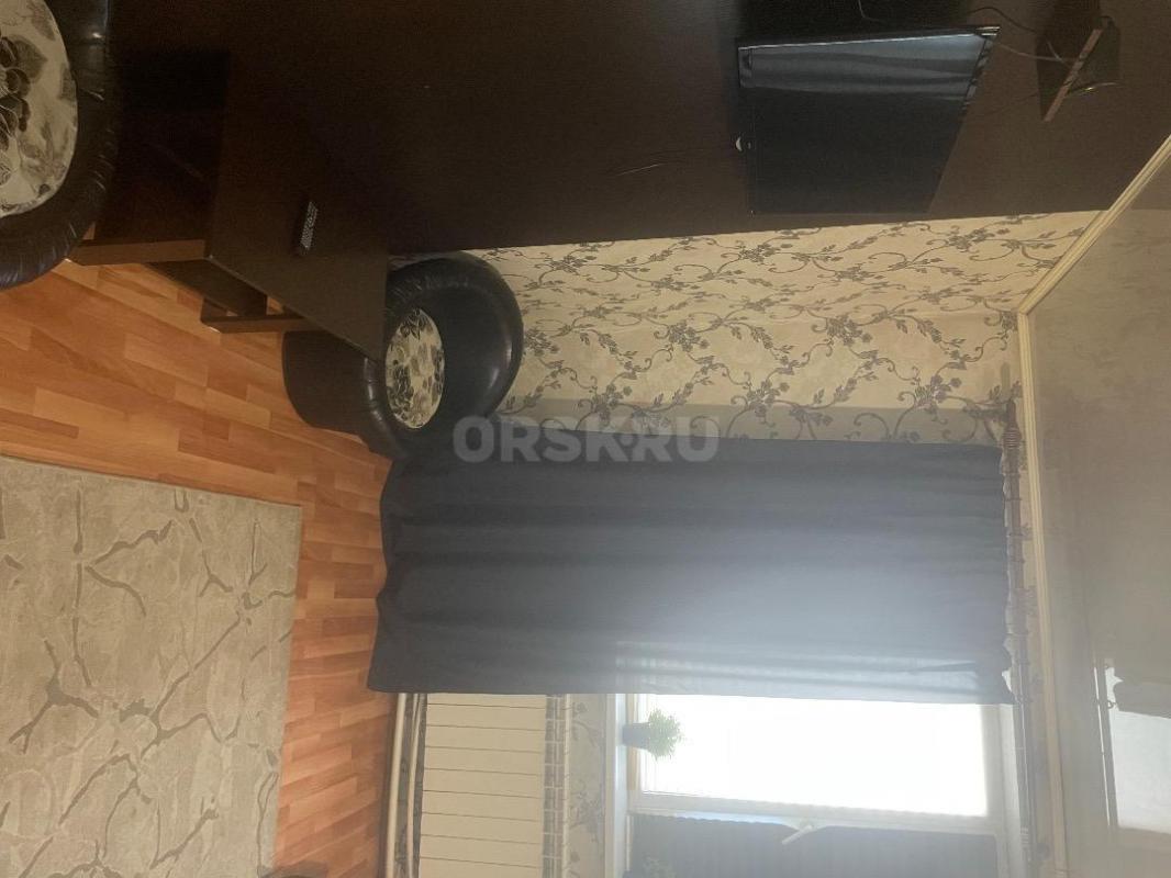 Сдается комната в Старом городе, в комнате еврокровать, тумбы, журнальный столик, телевизор, пуфики. - Орск