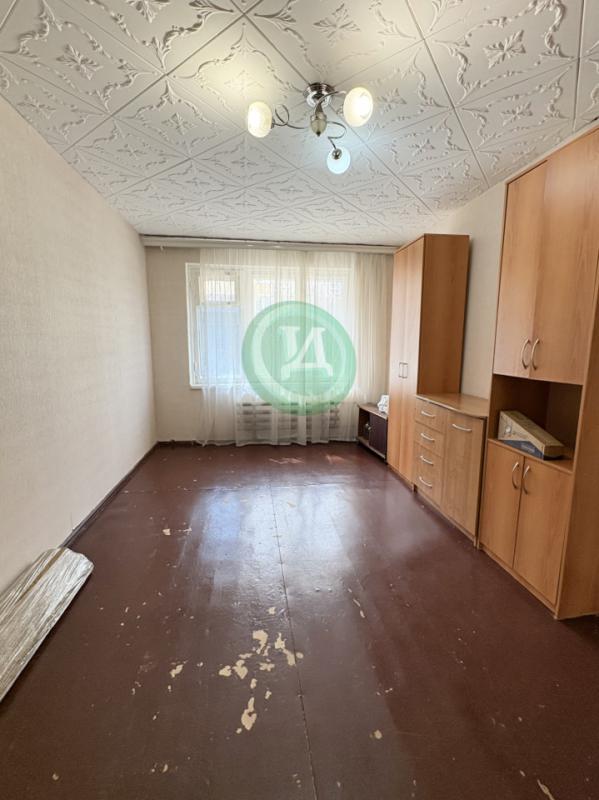 Продам двух комнатную квартиру, планировка распашонка (все комнаты раздельные), нв первом этаже пяти - Орск