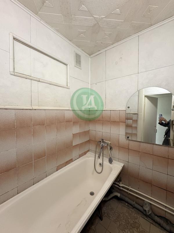 Продам двух комнатную квартиру, планировка распашонка (все комнаты раздельные), нв первом этаже пяти - Орск