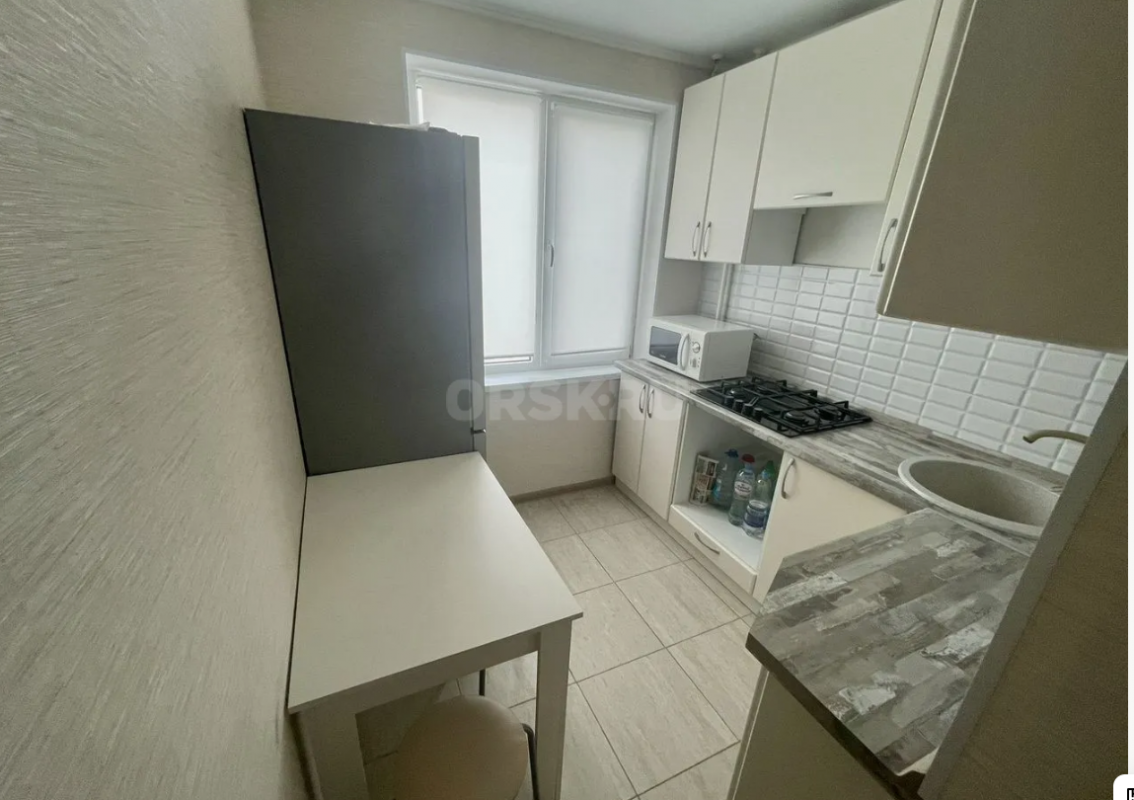 Продается 2-ух комнатная квартира на 3 этаже в 5-ти этажном доме по адресу: Ялтинская 93 А
Общая пл - Орск
