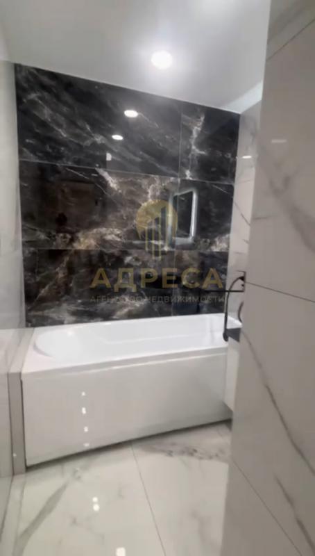 В продаже евро 3-ка, кухня-гостиная 21  кв м, 2 спальни,  раздельный с/у,  из мебели - кухня в 3 уро - Оренбург
