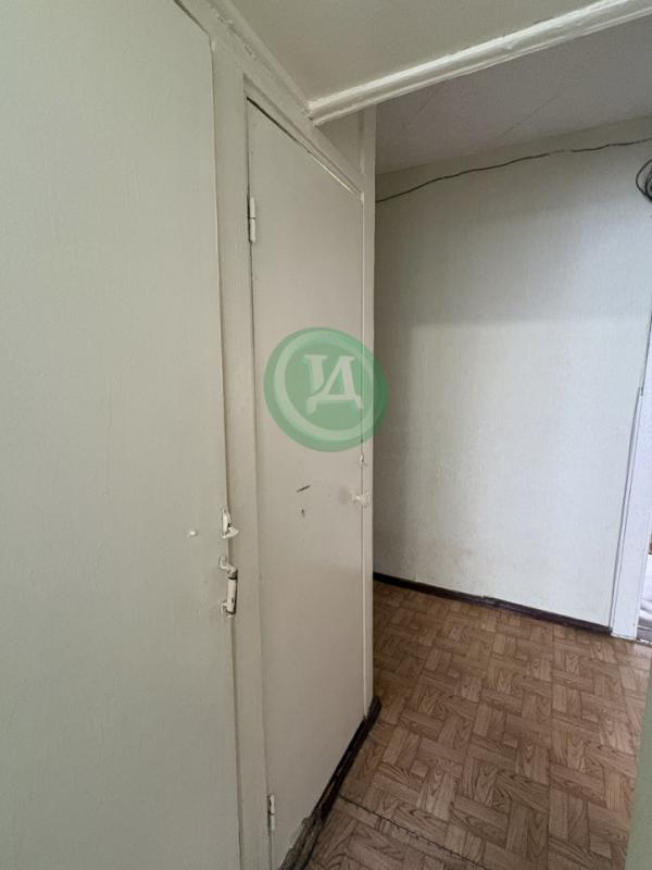 Продам двух комнатную квартиру, планировка распашонка (все комнаты раздельные), нв первом этаже пяти - Орск