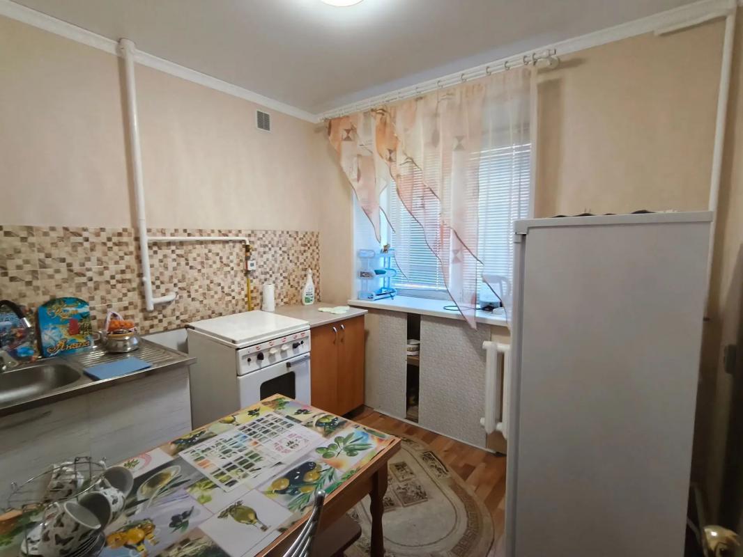 Продаëтся 1- комнатная квартира, на 2 этаже, 5-ти этажного кирпичного дома, по адресу: г. - Новотроицк