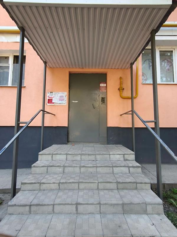 Продаëтся 1- комнатная квартира, на 2 этаже, 5-ти этажного кирпичного дома, по адресу: г. - Новотроицк