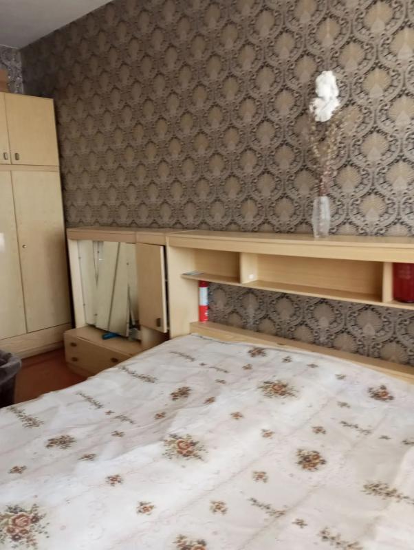 Продается просторная трехкомнатная квартира старого типа с высокими потолками в самом центре города. - Новотроицк
