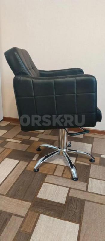 Продам парикмахерское кресло вместе с детским сиденьем. - Орск