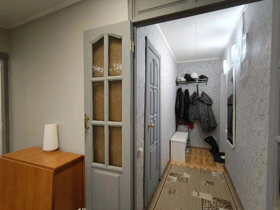 На продаже 2-х комнатная квартира, на 3 этаже, 5-ти этажного кирпичного дома, по адресу:
г. - Новотроицк