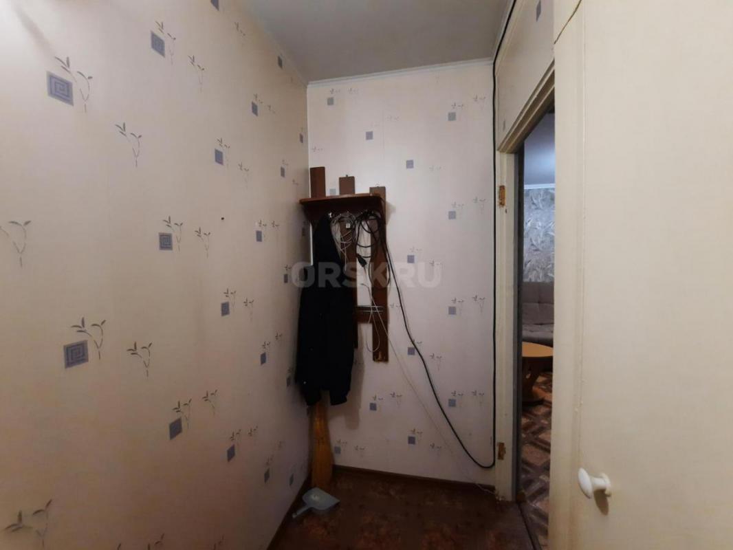 Сдается 2-х комнатная квартира, 2/5, в районе ост. 6 Школа, по пер. - Орск