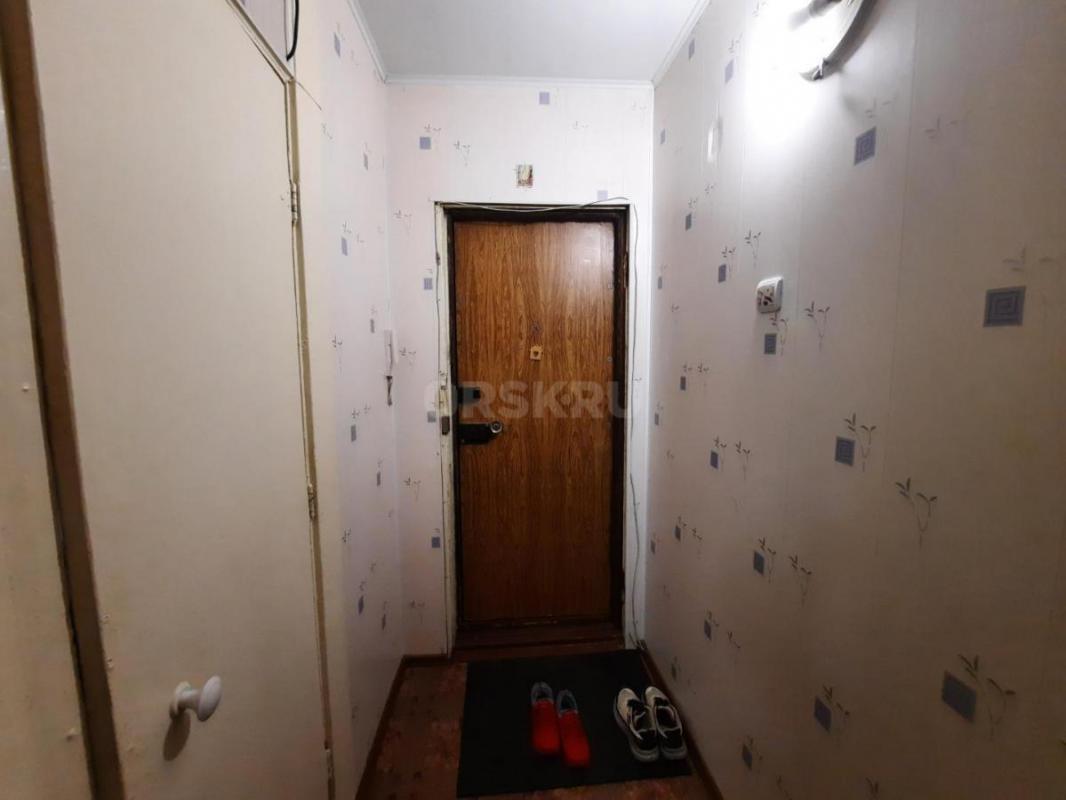 Сдается 2-х комнатная квартира, 2/5, в районе ост. 6 Школа, по пер. - Орск