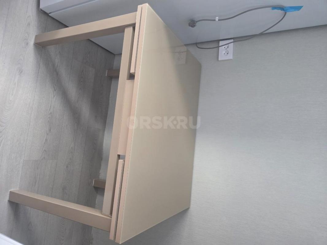 Продам стол,в хорошем состоянии, металлическая рама,столешница покрыта стеклом,раскладной размер в с - Орск