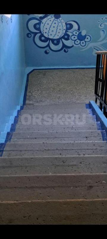 Продам 2-х комнатную  квартиру в спальном районе города Орска на пятом этаже пятиэтажного дома 5/5 о - Орск
