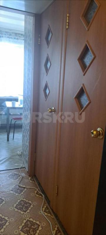 Продам 2-х комнатную  квартиру в спальном районе города Орска на пятом этаже пятиэтажного дома 5/5 о - Орск