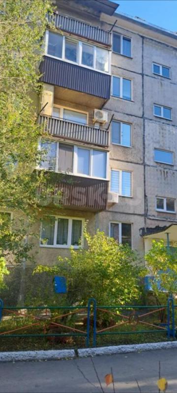Продам 2-х комнатную  квартиру в спальном районе города Орска на пятом этаже пятиэтажного дома 5/5 о - Орск