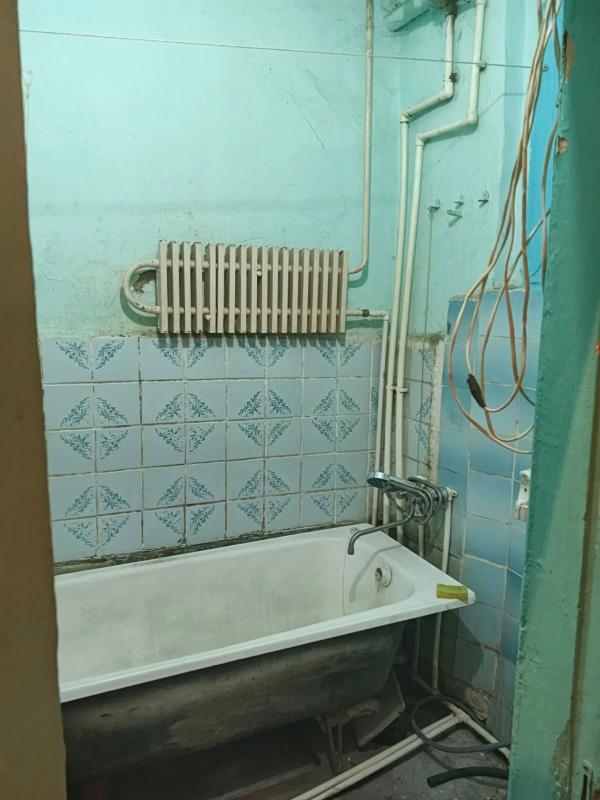 Продается 2х комнатная старого типа,без ремонта. - Новотроицк