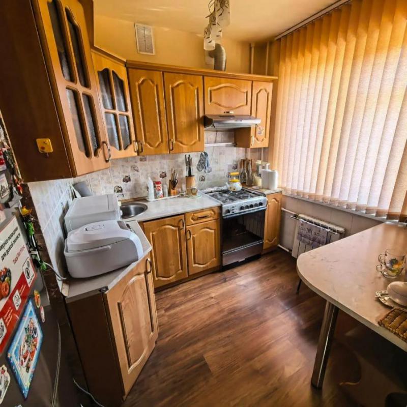 В продаже просторная 3-х комнатная квартира, расположенная на 2-м этаже пятиэтажного панельного дома - Орск