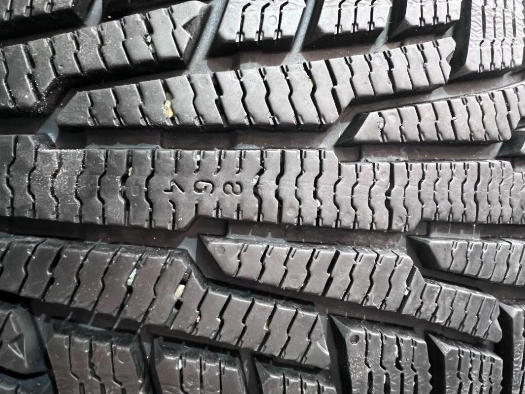 Продам шины 215/65 R16 липучка пробег 1000км - Орск